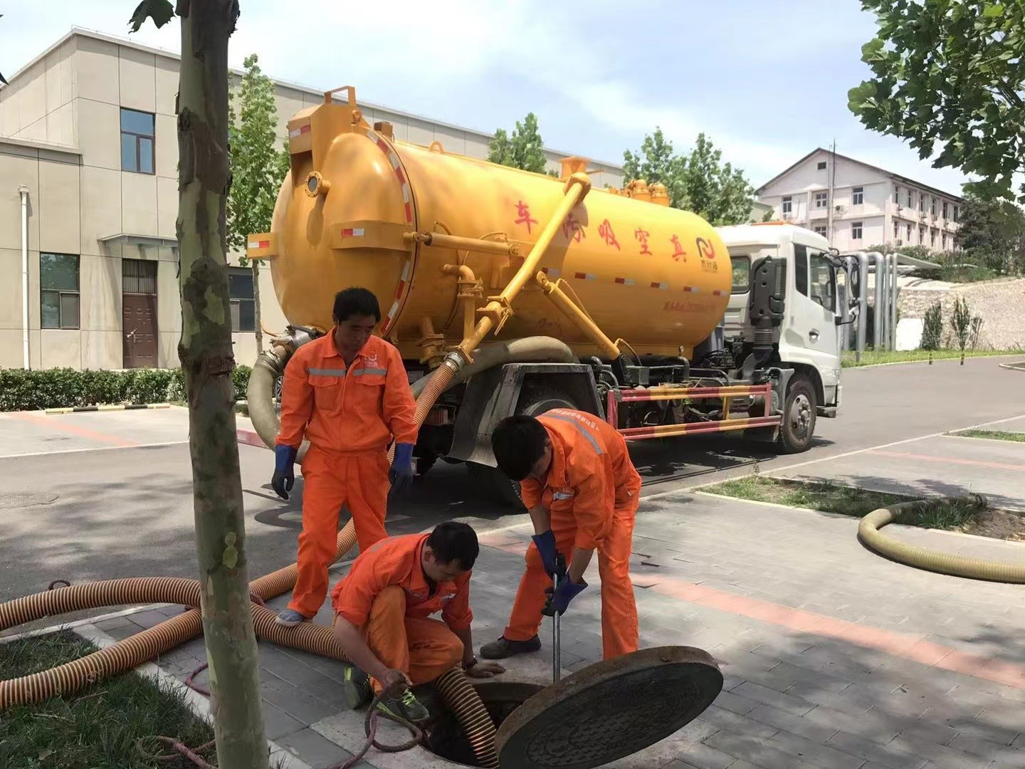 卧龙化粪池清理与5-8吨吸粪车施工效率分析